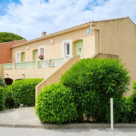 Equipe Avec Piscine Au Golf Apartament *